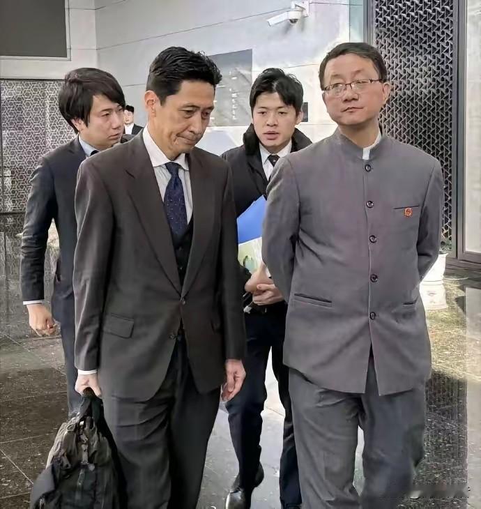 这不是影视剧照，这是今天全网中国人最解气的一张时事新闻照片。