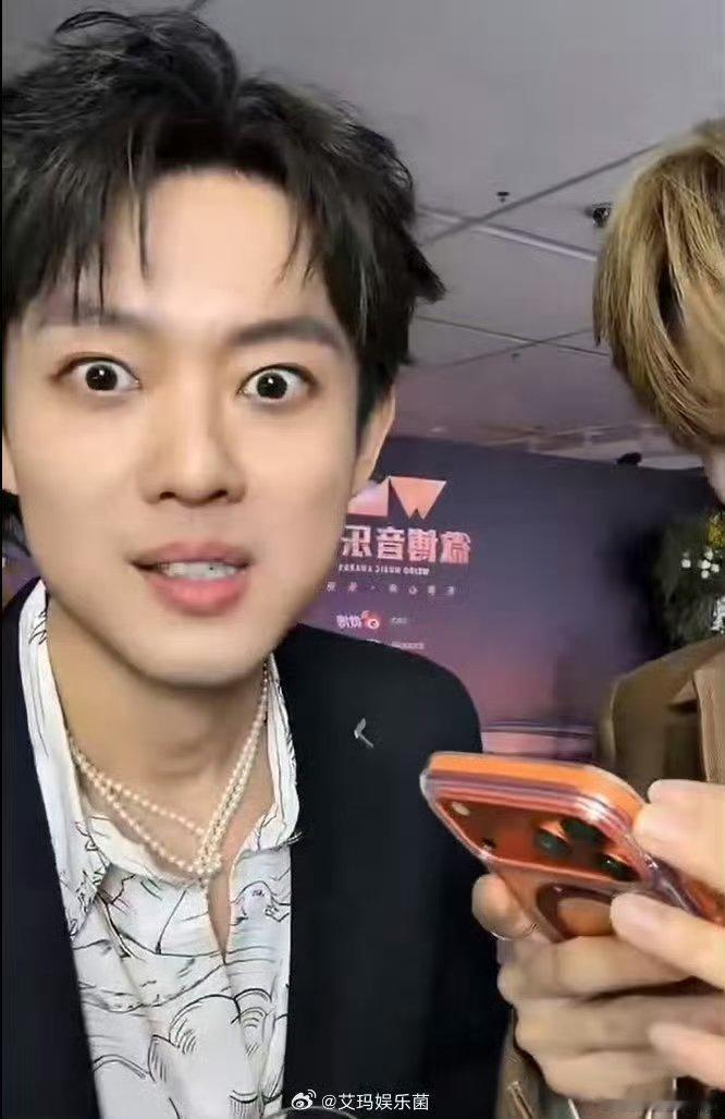 秦昊被出发图的内卷吓到了 他在直播里的反应特别真实，先是惊讶，再是无奈笑，最后还