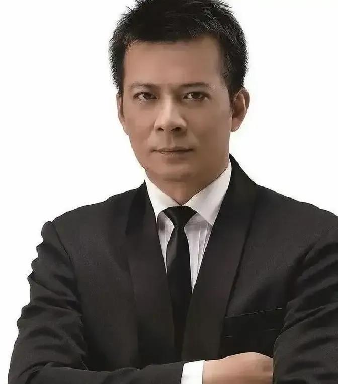 近日，黄日华在好友苗侨伟的演唱会记者会上正式宣布退出演艺圈，推掉所有戏约，意味着