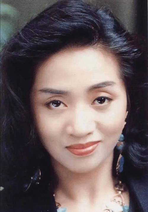 梅艳芳母亲覃美金8月30日离世，享年102岁，身后事再起风波。梅艳芳大哥梅启明召