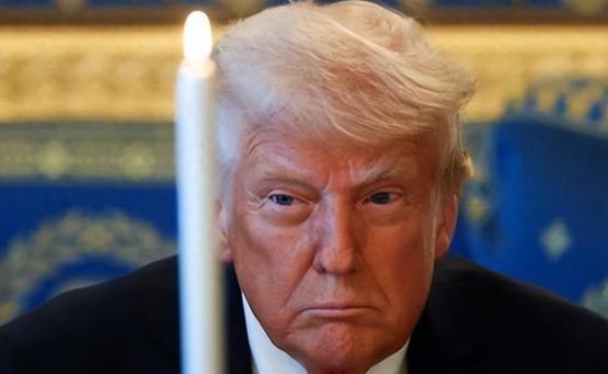 “林肯”号航母甲板被炸穿，冒着黑烟狼狈逃窜，这绝对是美军自二战以来遭受的最大耻辱