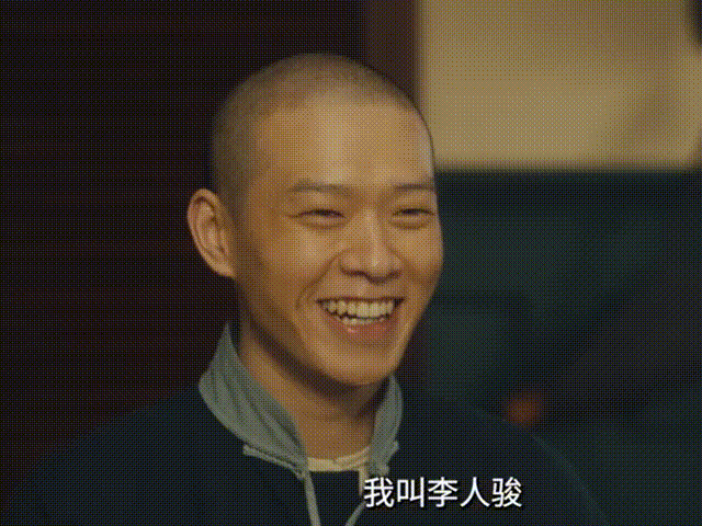 你跟我说这是魏大勋剧中魏大勋不仅需要展现从刑场逃生的恐惧颤抖，还要演绎留学时期的