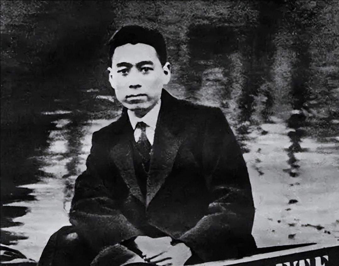 劳山喋血23岁陈友才用生命护周恩来的生死瞬间

周总理贴身口袋里的泛黄合影，背面