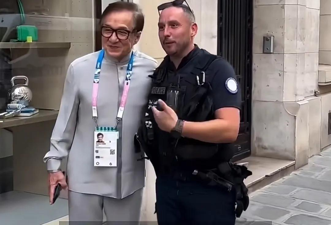 成龙身现巴黎残奥会，警察见了他激动请求合影，成龙满足了其要求，这样一个平常不过的