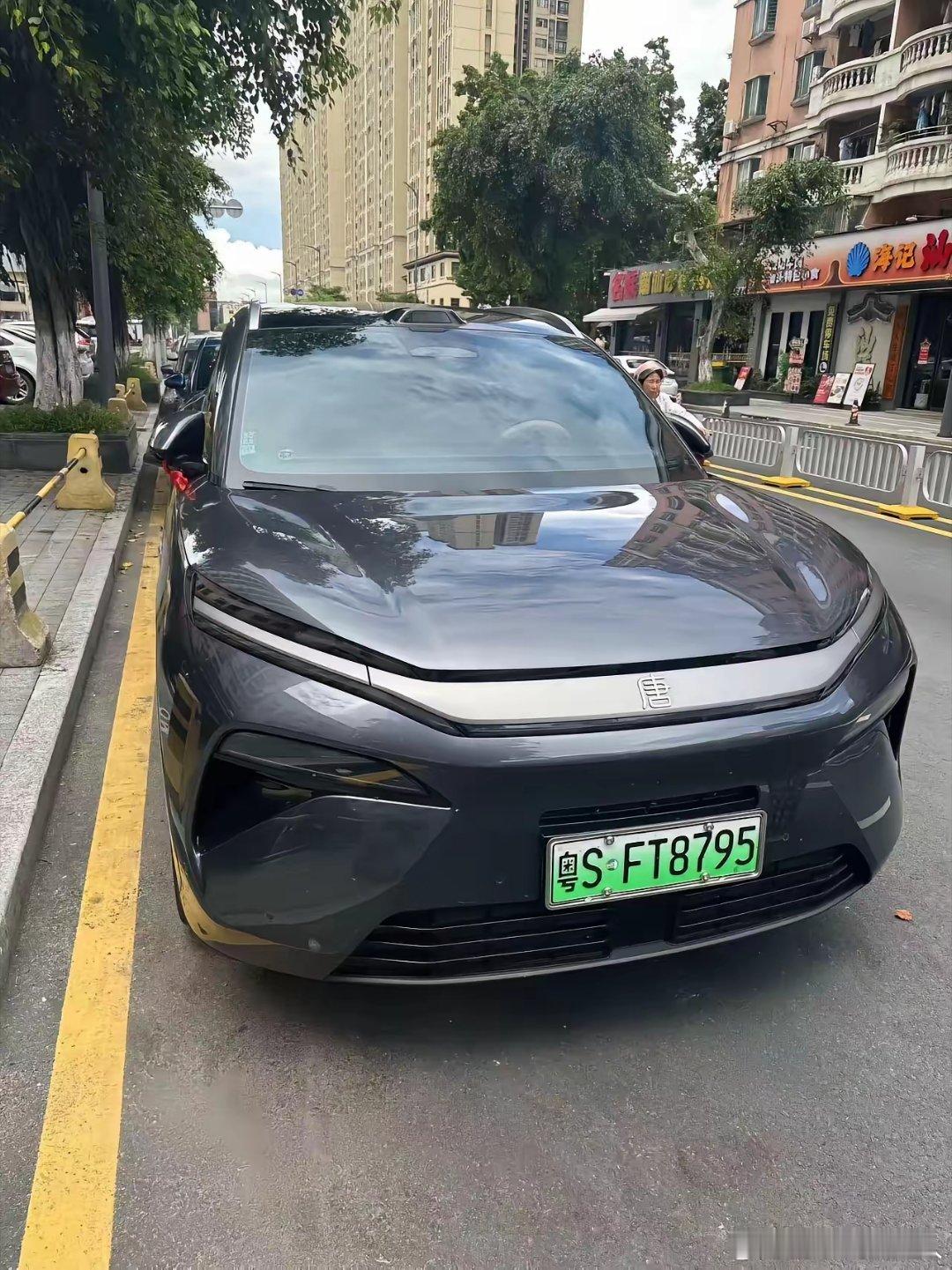 我打算买比亚迪的唐L，朋友却非得让我去买汉兰达，还说我脑袋糊涂了，友们你们觉得谁