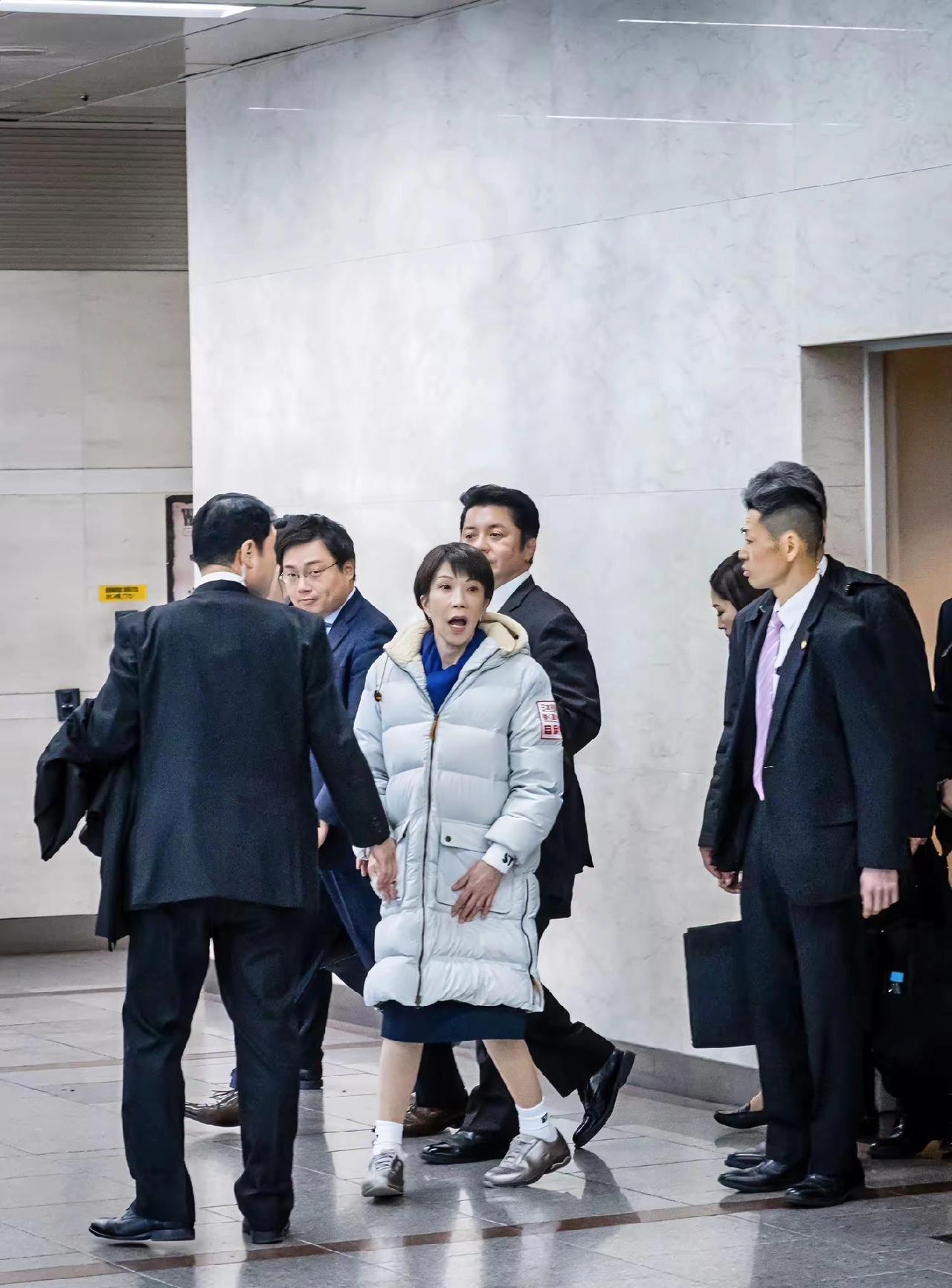 日本无语，首相伤退。
 
没想到，在见完英国首相斯塔默之后，日本首相高市早苗竟然