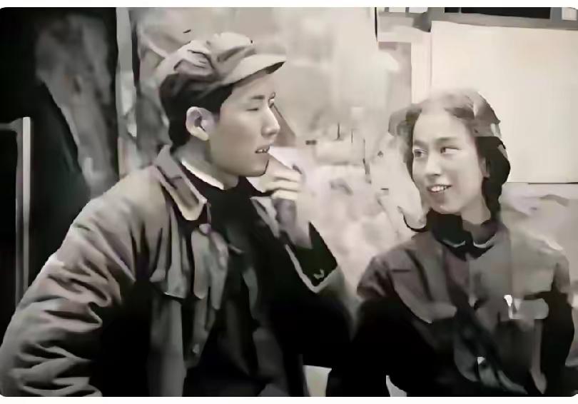 你看这张延安时候的老照片，多鲜活啊！那时候的毛主席真年轻，头上戴着一顶旧得有些破