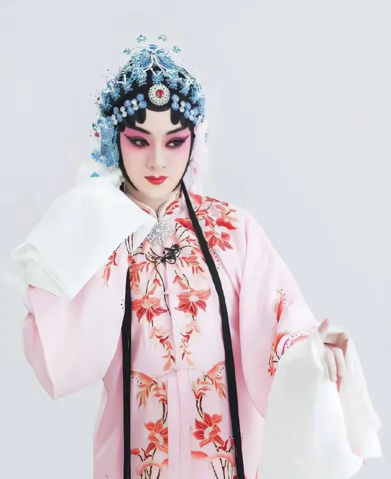 这个漂亮的旦角演员是谁呢？他眉目含情、扮相俊美，唱腔婉转，一招一式尽显功底深厚，