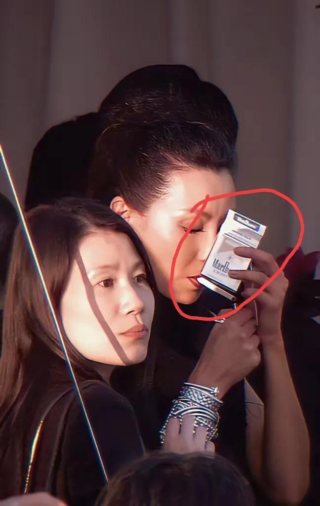 原来张曼玉icon也是个烟民啊，属实厉害了，有没有大神知道她手里面抽的是什么烟？