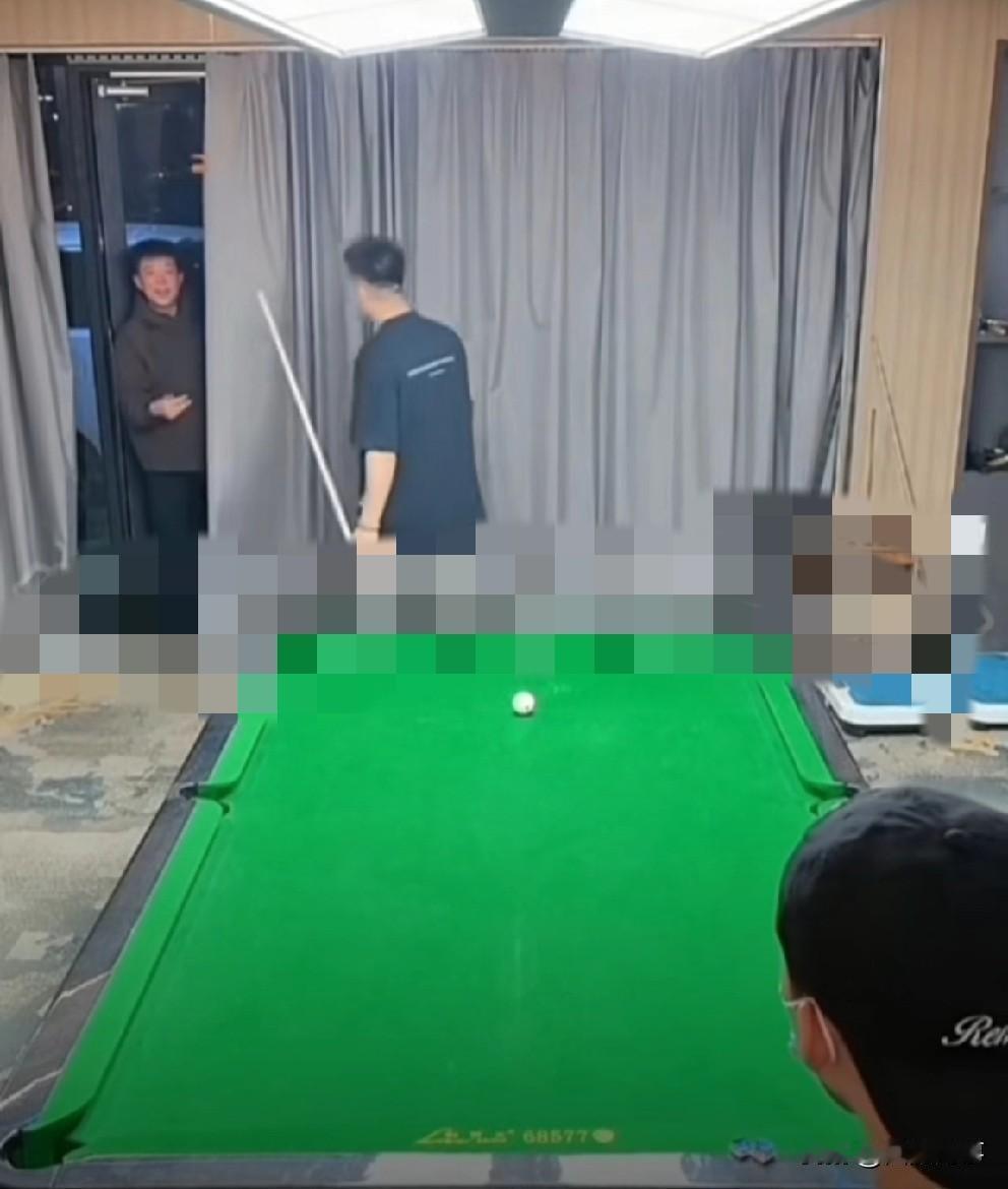 陌生男子进4864公司手指T佑喊大名，助理大超急眼要动手！

         