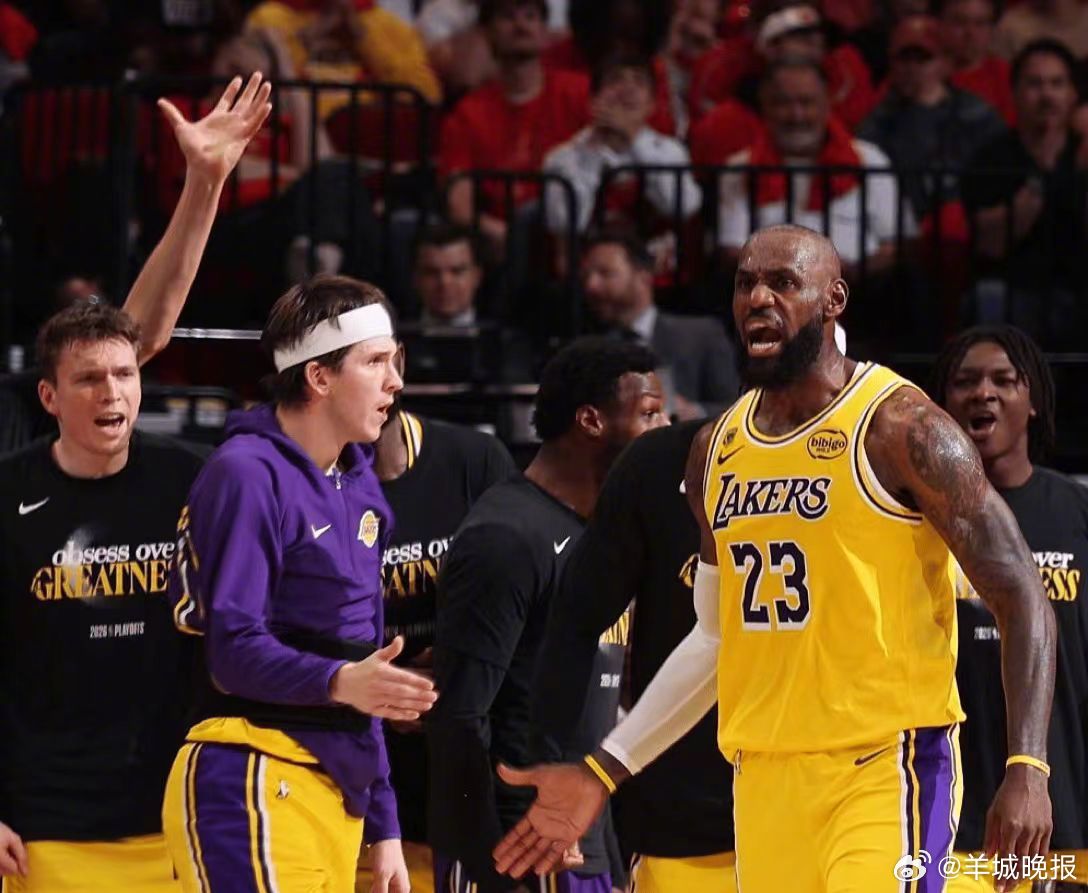 #詹姆斯采访中鼓励里夫斯##里夫斯季后赛打没身价#今天NBA季后赛湖人客场对阵雷