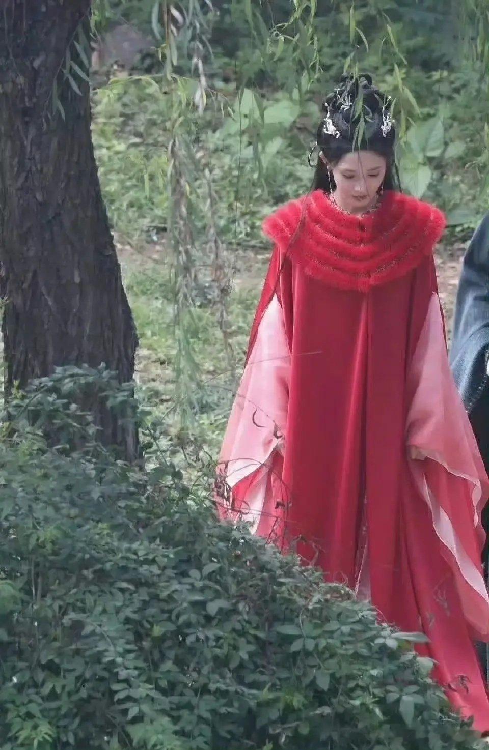 这造型师到底怎么想的。 ​​​