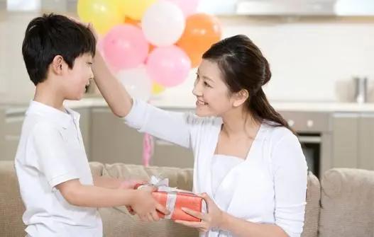妈妈花钱观念影响孩子未来？掌握正确花钱方式，决定孩子福气与成长

在家庭教育中，