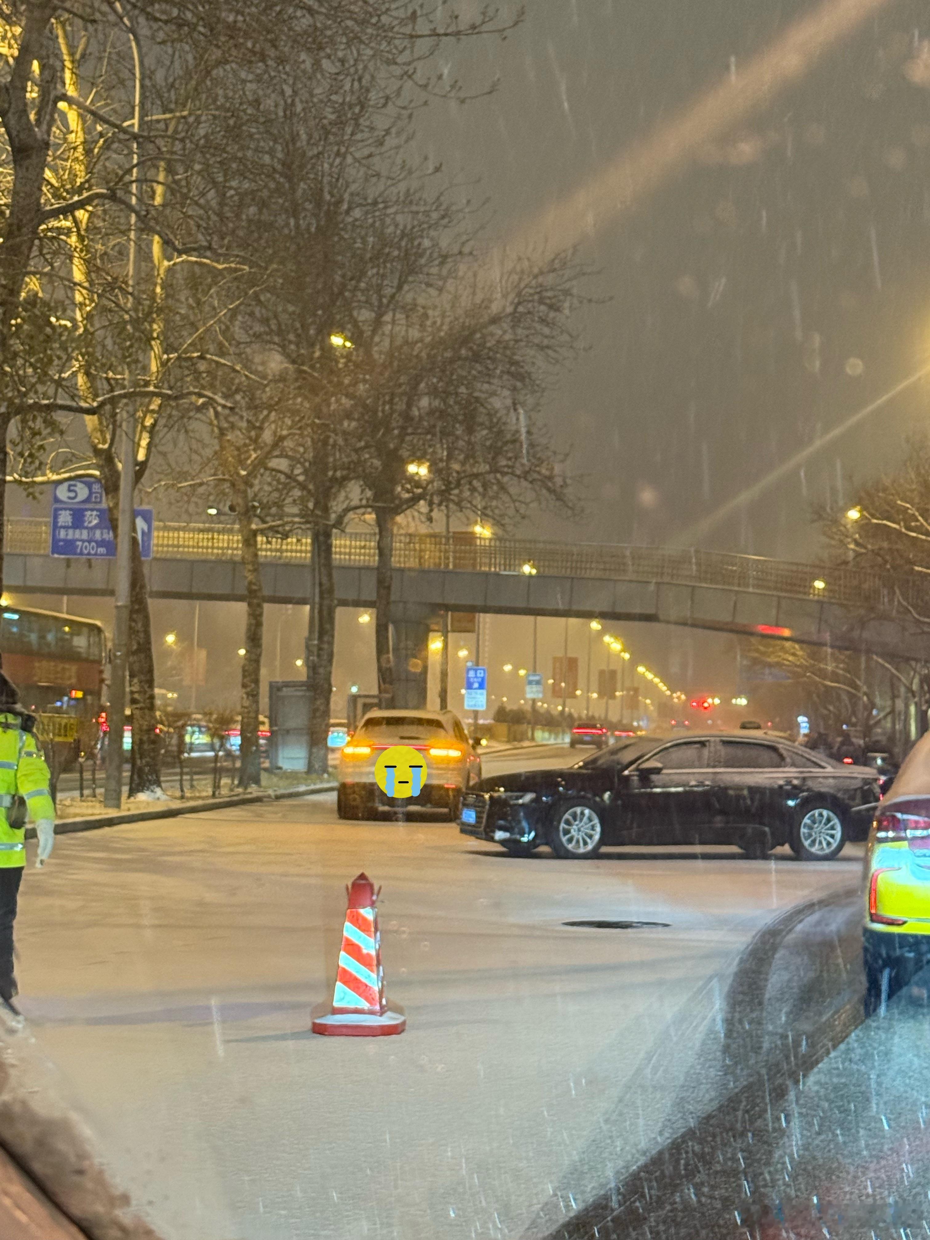 坐标农展桥，向北向南都有事故雪天出行大家都慢点开后驱车的没事儿别出门了北京暴雪与