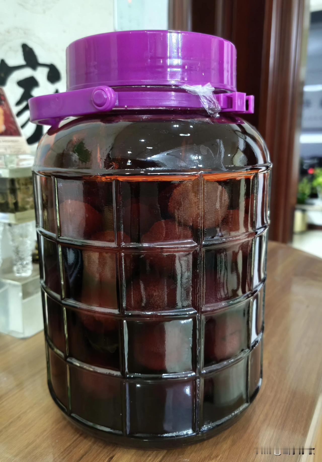 朋友新酿的杨梅酒，被我捷足先登了，采用52度的纯粮食酒，浸泡今年新采摘的浙江余姚