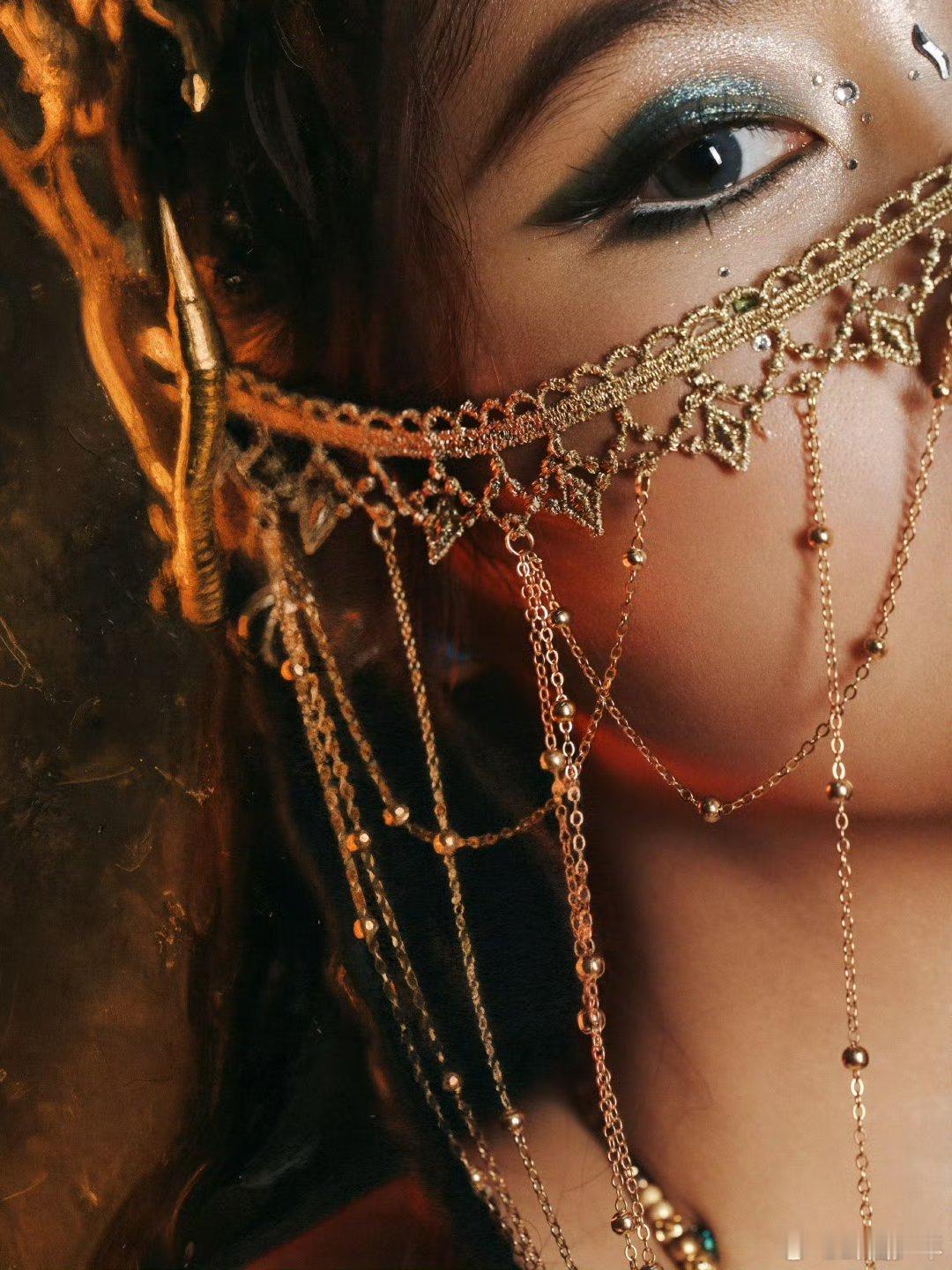 关晓彤异域风写真关晓彤蛇女妆  关晓彤美到我心里去了[抱一抱] ​​​