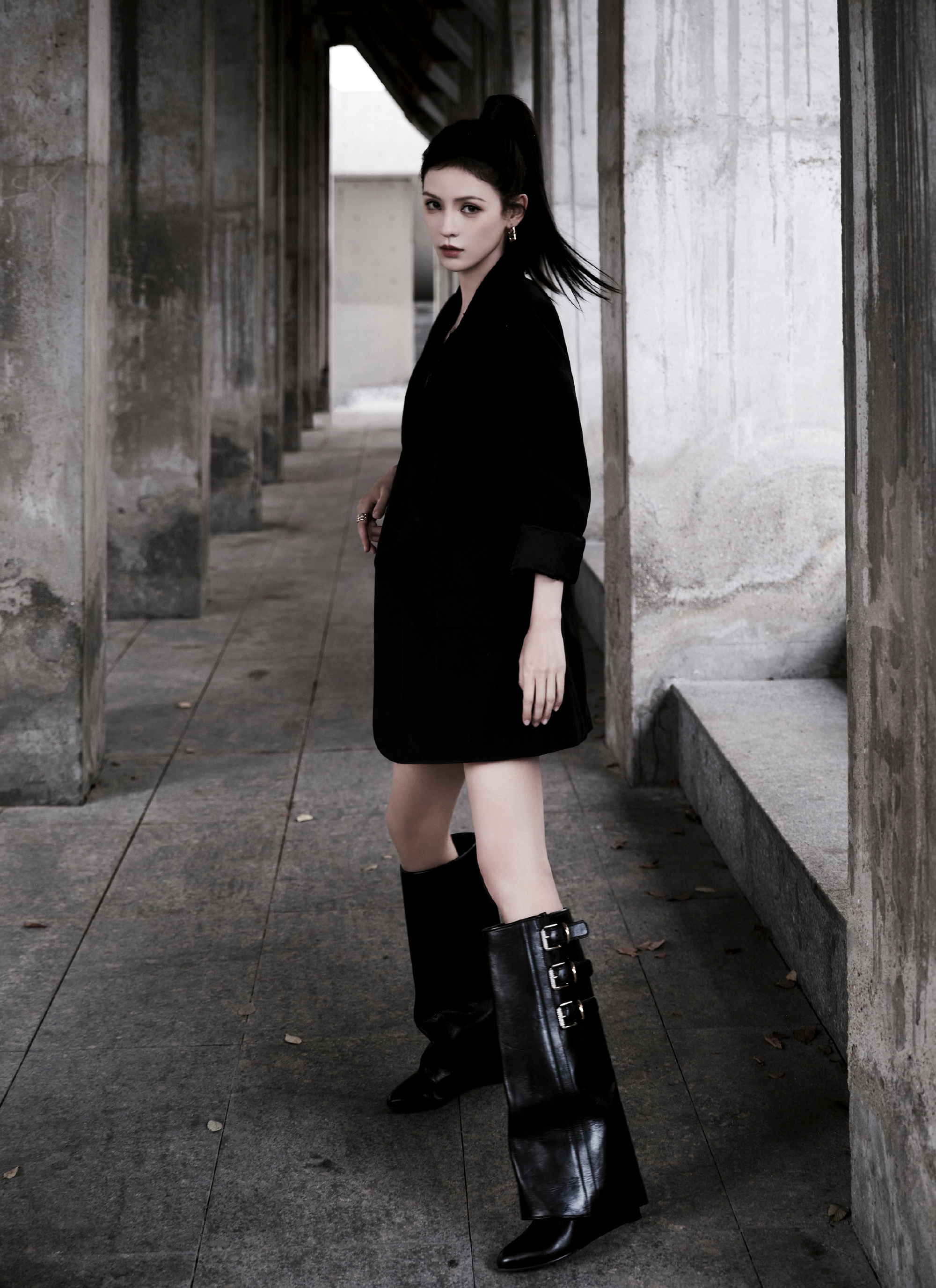 张予曦墨镜黑裙：随性与优雅的碰撞，不被定义才是真我。张予曦