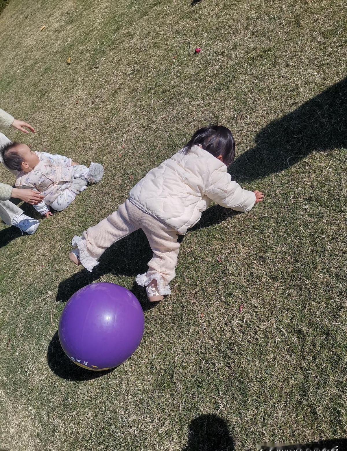熬了这么多天终于转阴，卧室门一开，宝宝那个扑过来的眼神，真是谁看谁心碎！
不过先