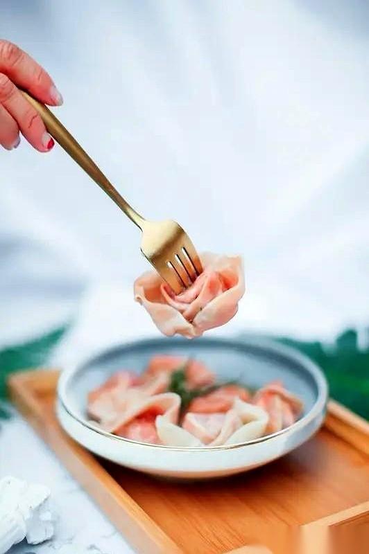 16块钱的馄饨，结账扫了160块转头就跑。
老板急赤白脸地追出半条街要退钱，姑娘
