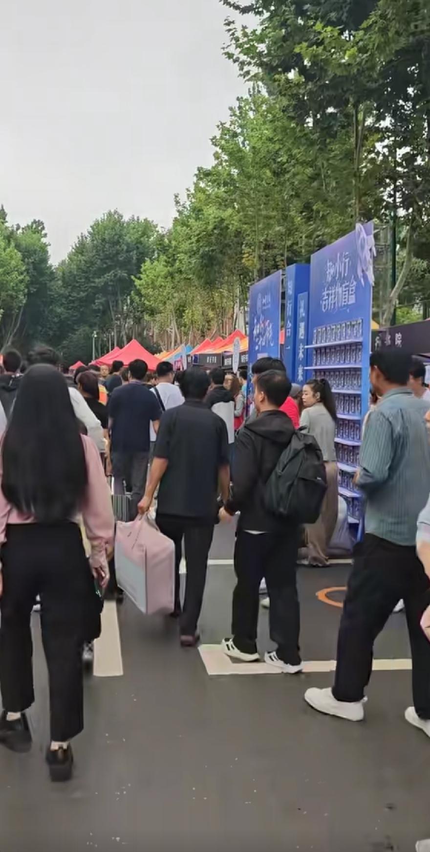 大学新生报到，到底该不该家长送？

这两天送孩子去大学报到，在校园里泡了大半天，