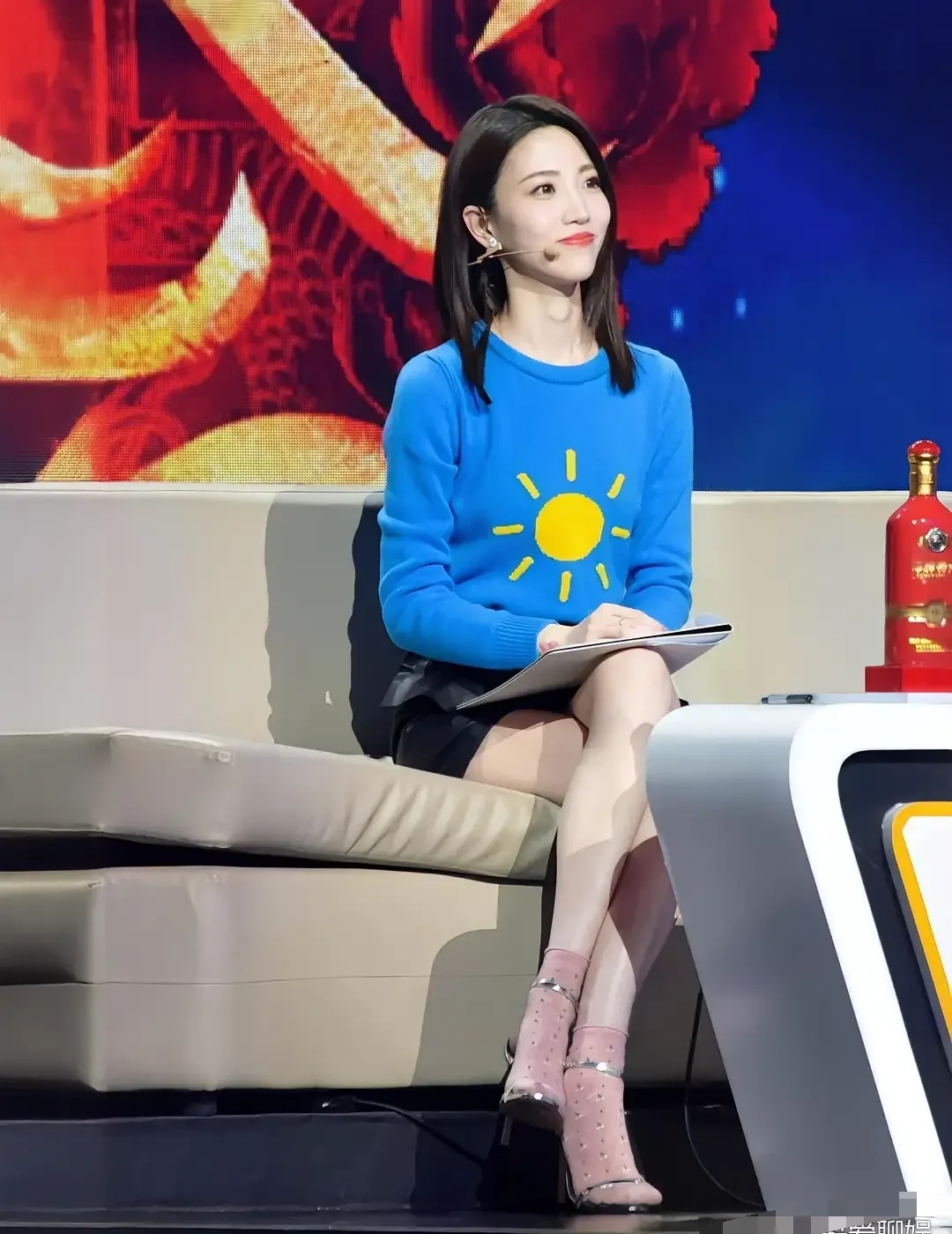 张纯烨，还穿了袜子那么显眼明星资讯