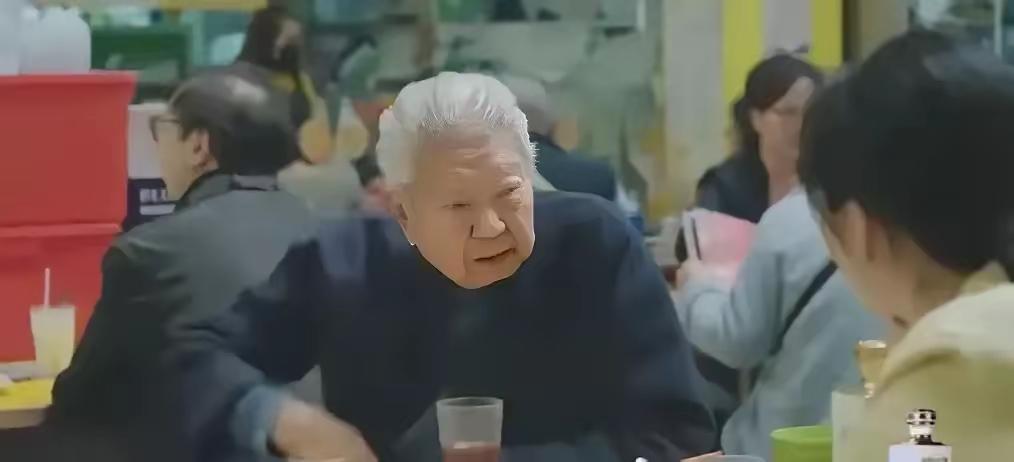 这就很尴尬了，田朴珺还在那侃侃而谈什么“独立女性”，发誓这辈子没靠过男人。
​结