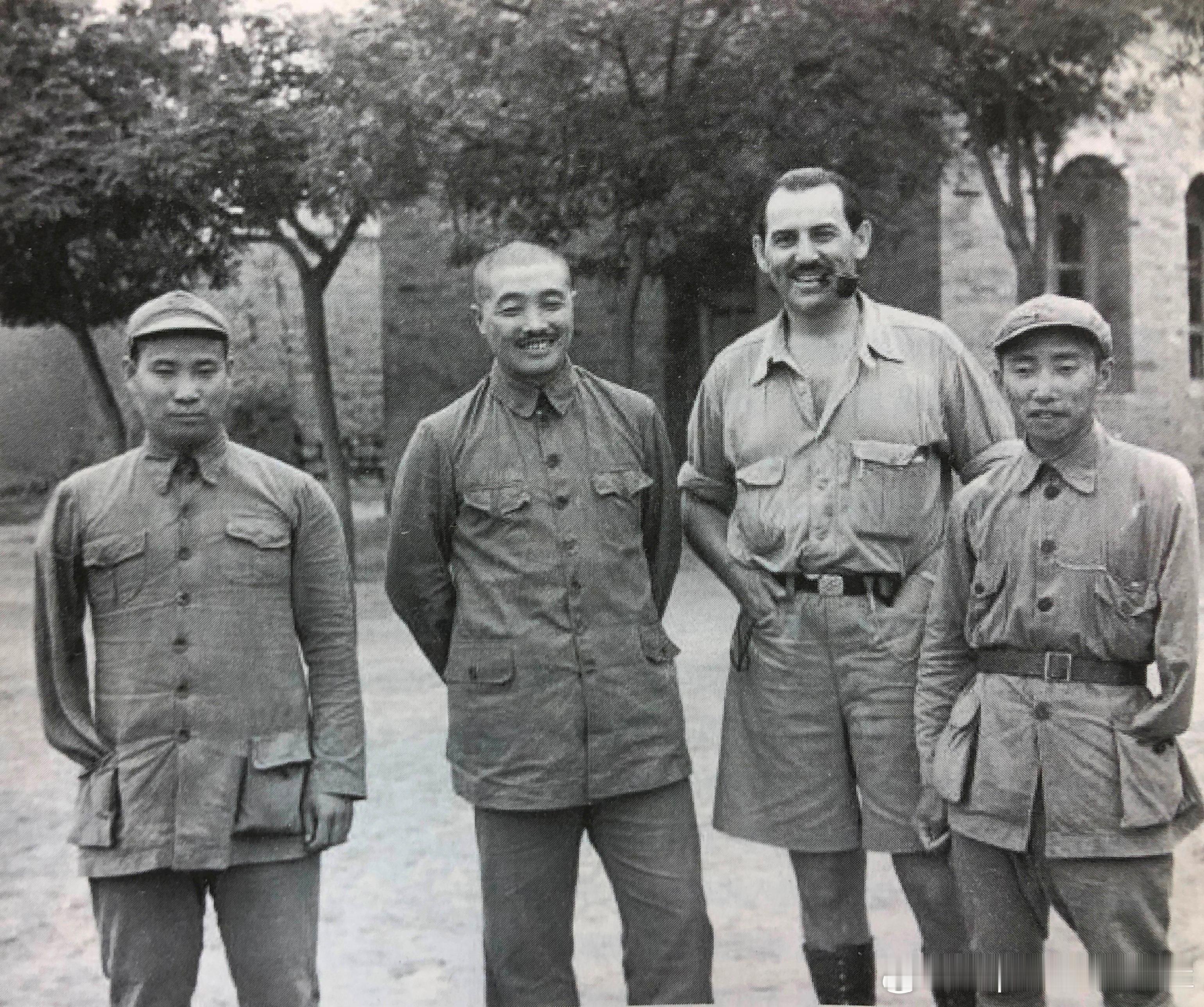 1944年6月贺炳炎（左一）、贺龙、彭绍辉（右一）和美国记者哈里森-福尔曼在延安