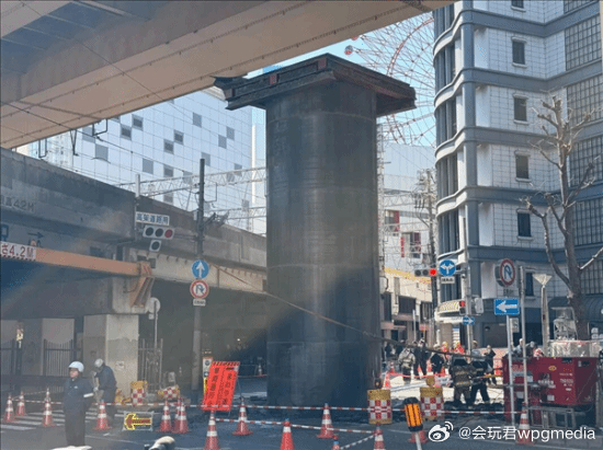 日本闹市地面冒出18米高大黑粗钢管、当地时间本月11日清晨，日本大阪市北区闹市区