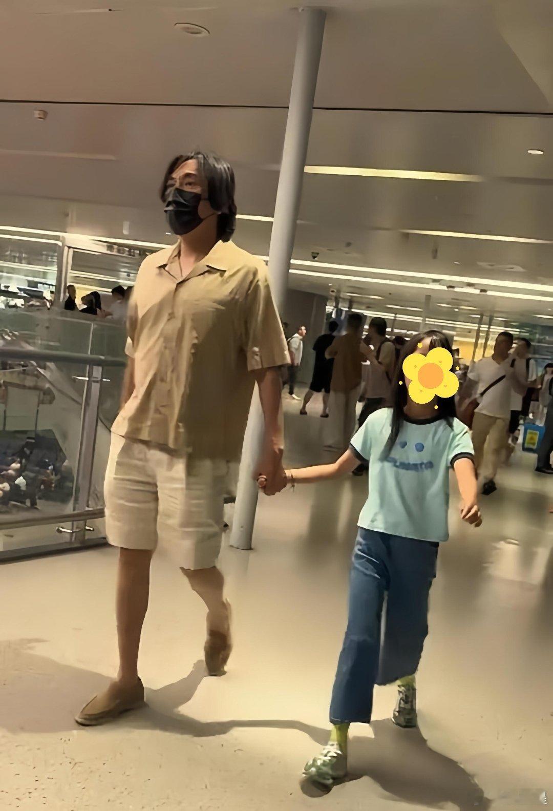 8月6日，秦昊、伊能静夫妇带着女儿度假回来，一家三口走机场的温馨画面。 秦昊牵着