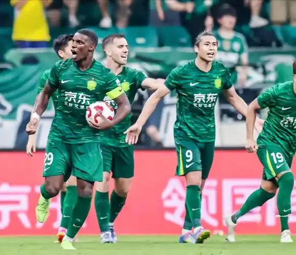 国安这回捡到宝了！跟鼎龙集团签了大合同，要在湛江搞南方青训中心，还有足球文旅小镇