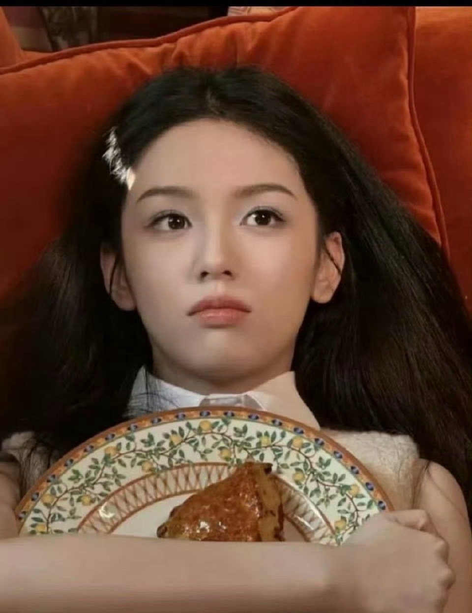 我盯着周也这张伟大的脸看了好几遍，才发现那是阳光，不是发夹。 ​​​