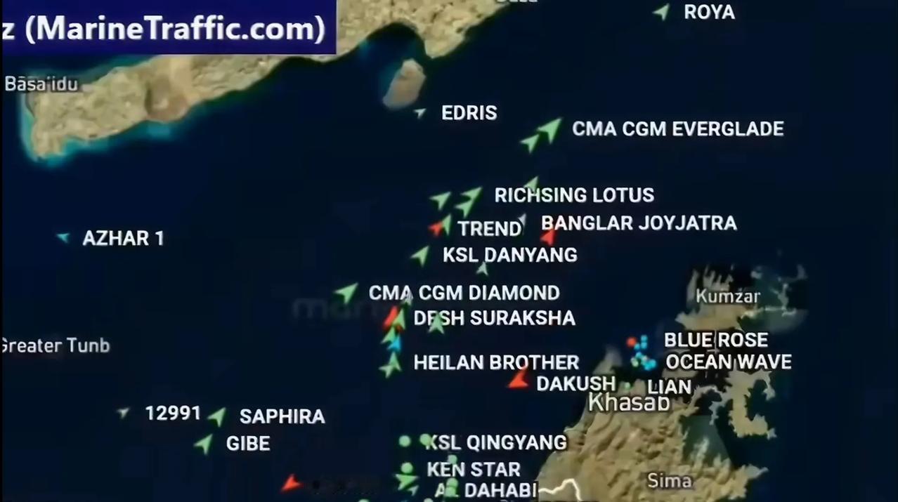 昨天伊朗宣布在以黎停火期间对商船有条件开放霍尔木兹海峡之后，很多商船就驶往霍尔木