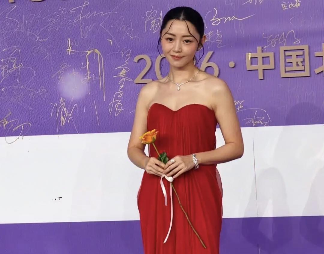 高叶没想到，卫诗雅也没想到，她居然在内地百花奖拿到最佳女主角
第38届百花奖影后