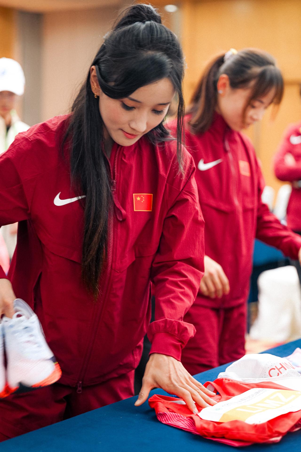 运动的女孩确实耐看！