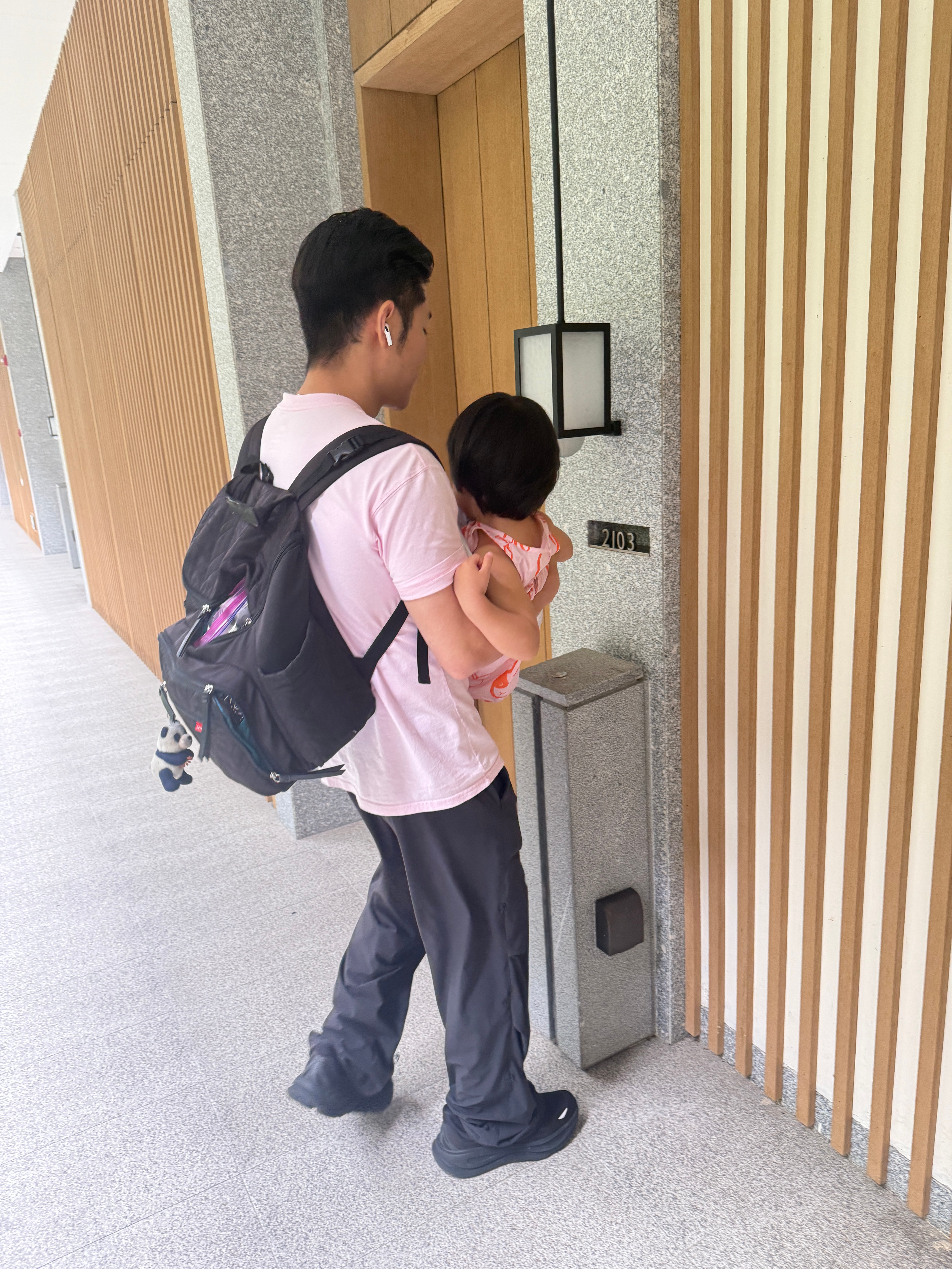 出门吃饭旅蛙：我手机没拿，你帮我拿一下啊我：啊？旅蛙：你不会没带房卡吧我：嗯旅：