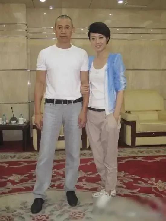 照片有点儿模糊不清了，左边是知名演员张丰毅，右边这位美女是谁？像倪萍、像许晴、像