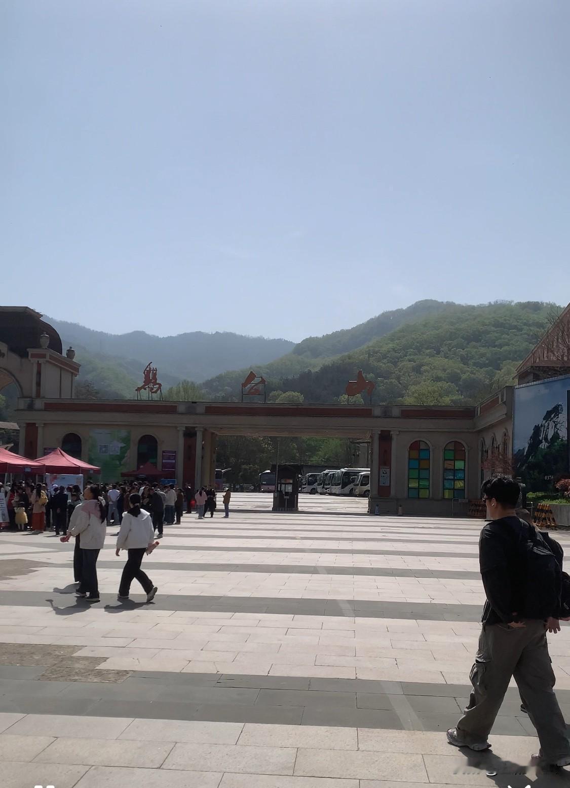 现在的鸡公山风景区，到处是充满商业气息，景点还没有小商小贩、宾馆多。
鸡公山还没