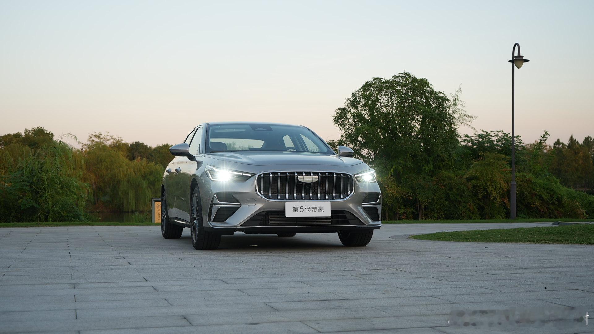 吉利第五代帝豪上市时间确定了，11月18日。之前预售是四个版本，预售价6.89万