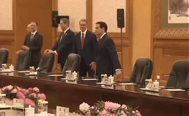 美国国务卿鲁比奥似乎对人民大会堂会议室天花板的装饰风格颇感兴趣  