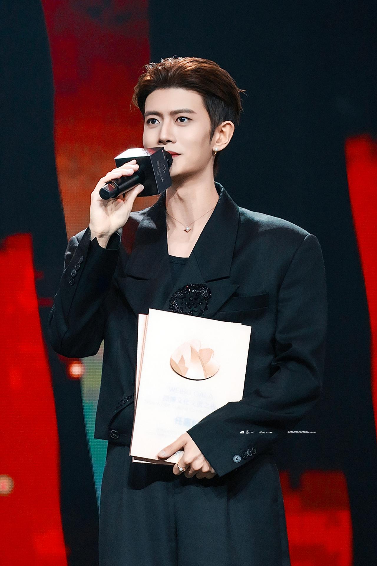 “你们是我奔向未来的底气。”
数年如一日喜欢任嘉伦，
也是因为他身上散发的积极与