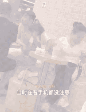 北京，一妈妈带着自己不大的女儿逛商场，期间母女俩在休息区歇脚时，旁边一大哥手里拿