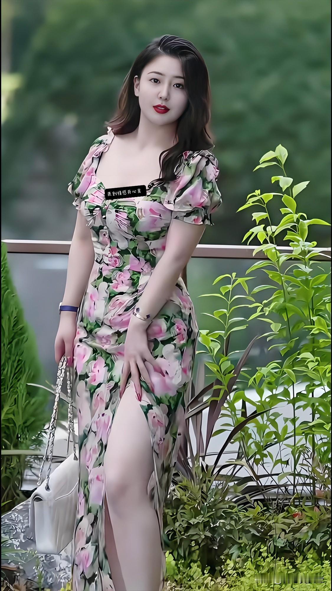 一枕诗书·戏说红杏出墙
文、开心吴

碧草青青庭院深，红杏悠悠无基根
空有娇香心