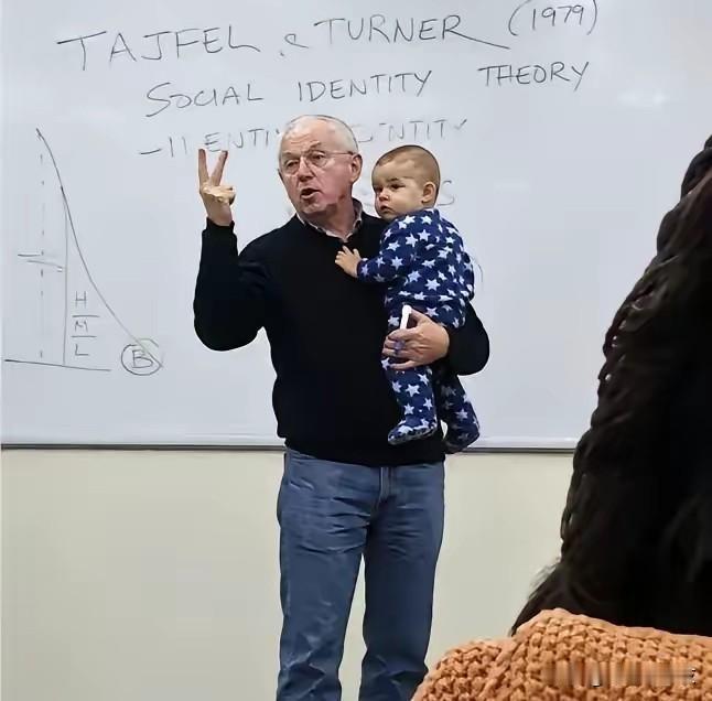 教授接过学生怀里的孩子抱娃讲课：是制度的“违规”，还是人性的“满分”？

最近，