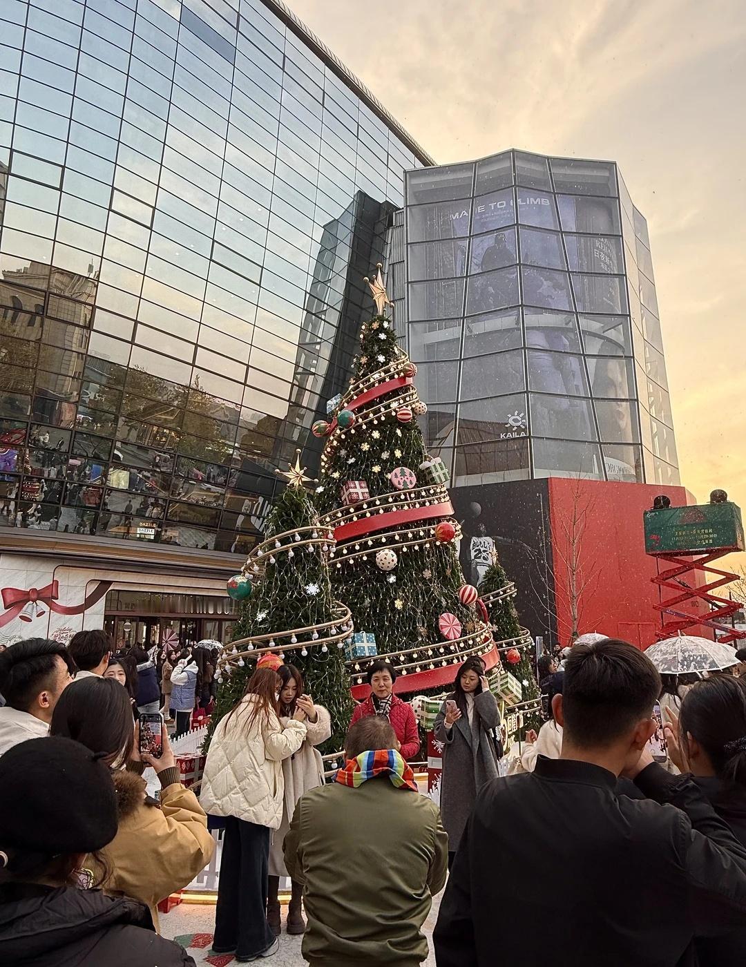 济南11.22初雪实况！！感觉现场有一亿人。。
哇哇人造雪景吼吼看 都是来拍照的