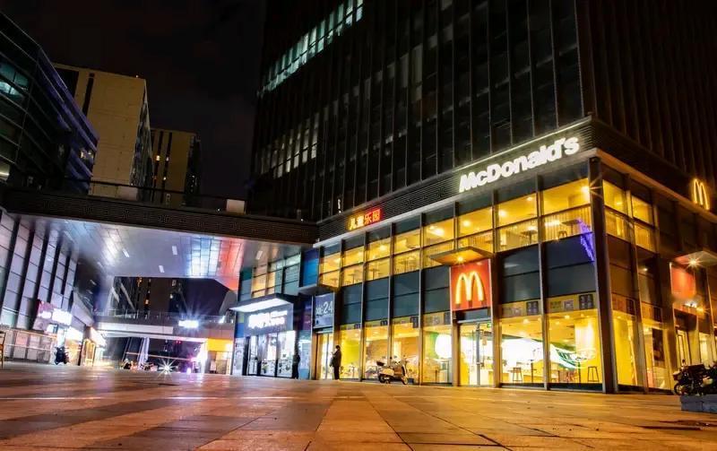 一位网友说道：
我如今四十多岁，在广东工作生活快二十年了。
一年前，开车路过麦当