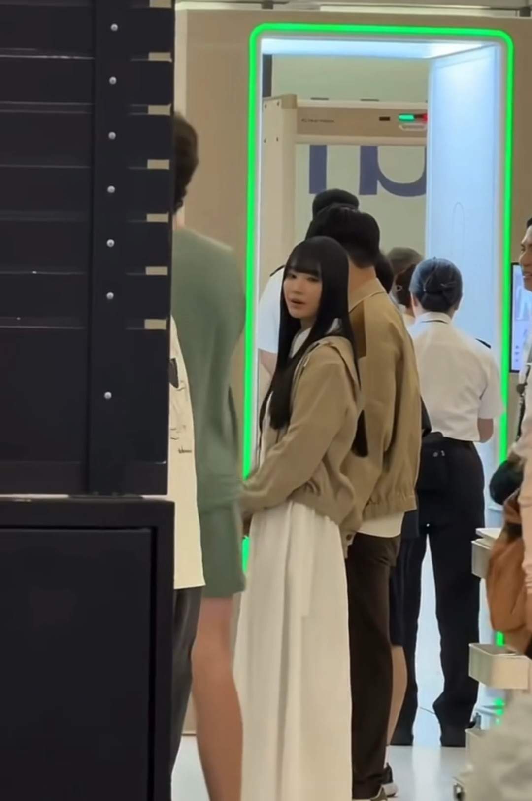 香港机场偶遇林俊杰七七林俊杰七七机场穿情侣装 林俊杰去蔡依林演唱会，七七也去了？