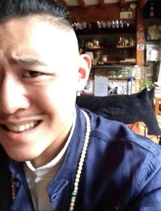 大冰回应“黄金左脸”热梗:右耳被打聋了 听力非常低“黄金左脸”最初是网络调侃大冰