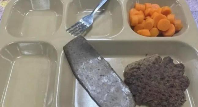 谁敢信美军封了伊朗，反倒差点把自己的后勤系统干崩，“林肯号”航母伙食曝光，士兵都