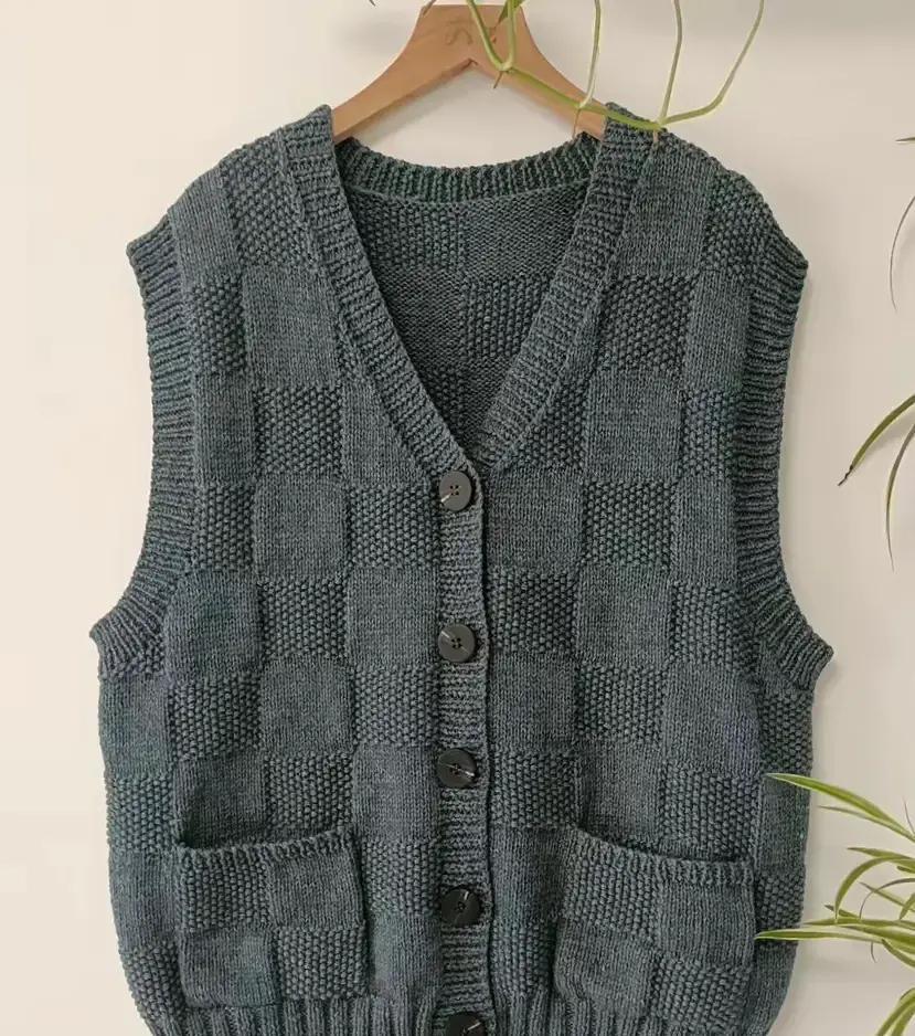 手工围巾被闲置7年
 
去年冬天收拾衣柜，翻出表姐织的围巾，标签都没剪。她花了整