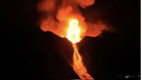 突发新闻‼️日本火山大爆发，烟柱高达4400米，宛如末日景象。
今日日本鹿儿岛县